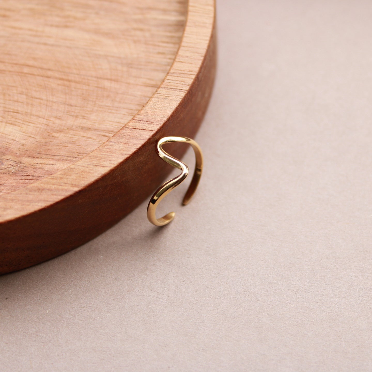 Goldener Ring aus Edelstahl, schlichtes, geschwungenes Design, verstellbar