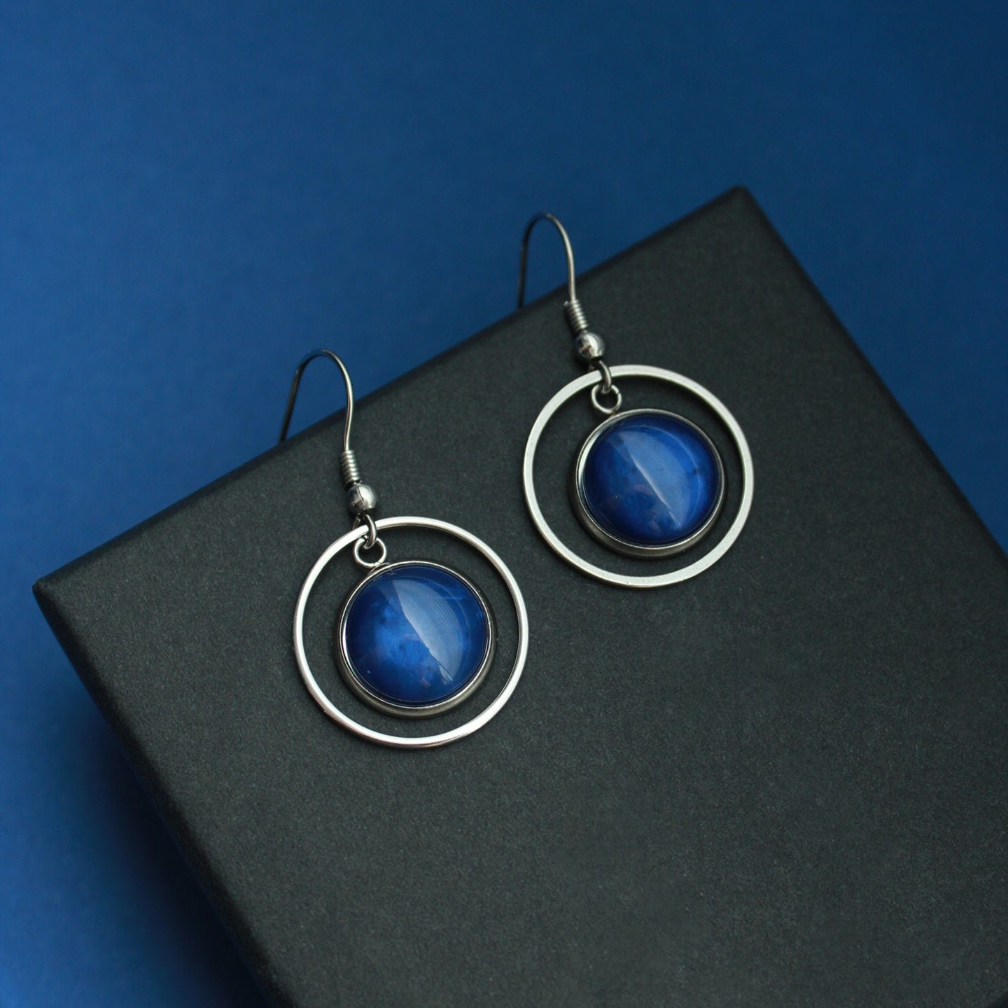 Ohrringe Silber und Königsblau mit Kreis Anhänger, Edelstahl