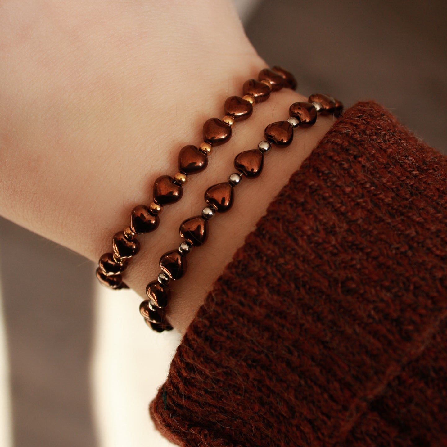 Armband mit Perlen in Herzform, Braun-Metallic, Silber