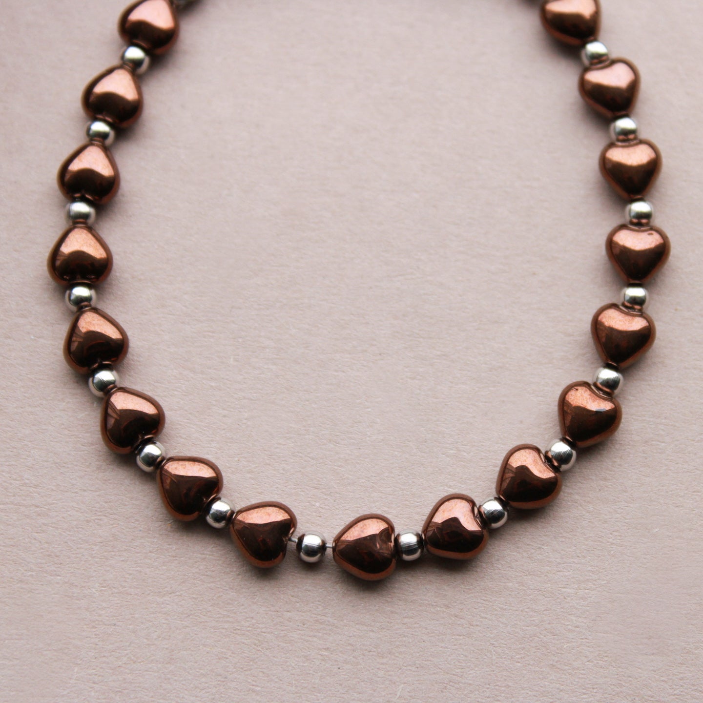 Armband mit Perlen in Herzform, Braun-Metallic, Silber