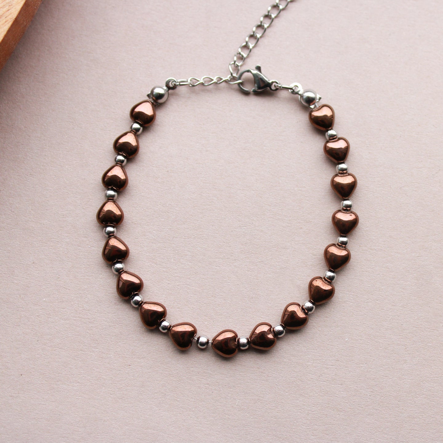 Armband mit Perlen in Herzform, Braun-Metallic, Silber