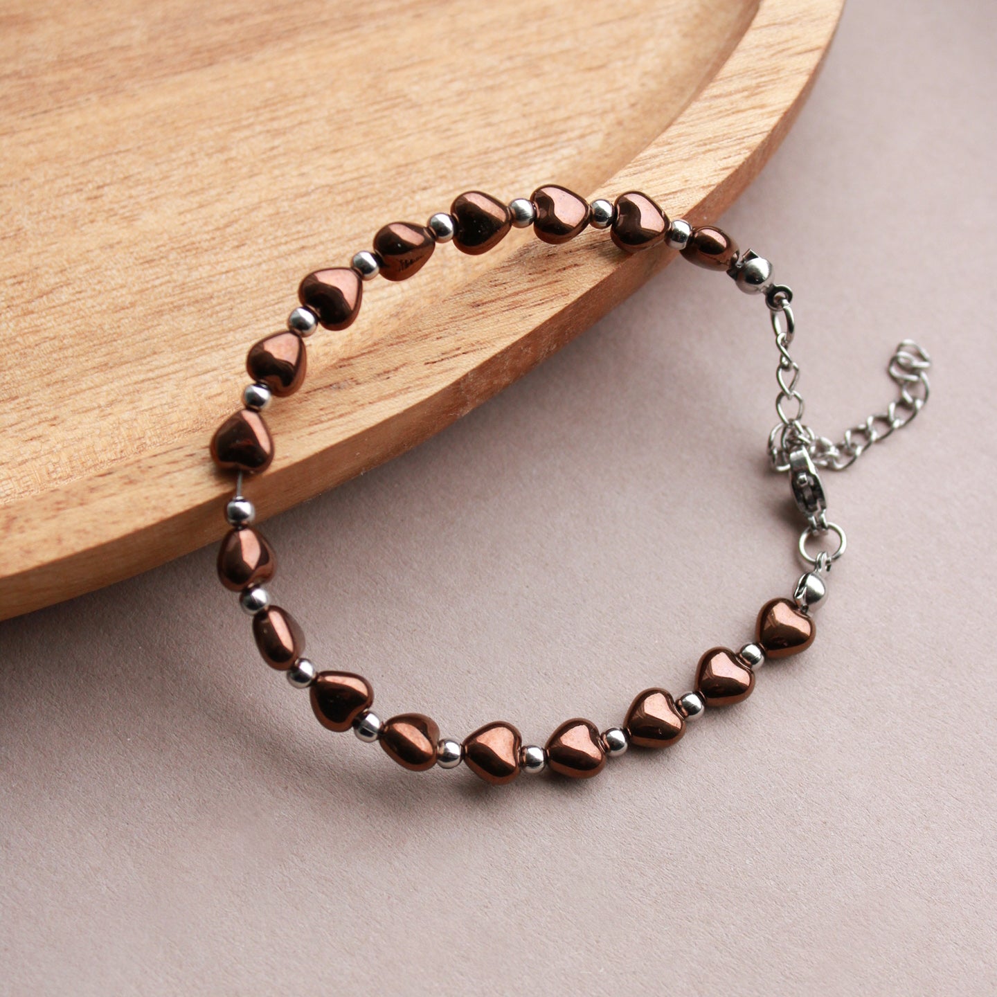 Armband mit Perlen in Herzform, Braun-Metallic, Silber