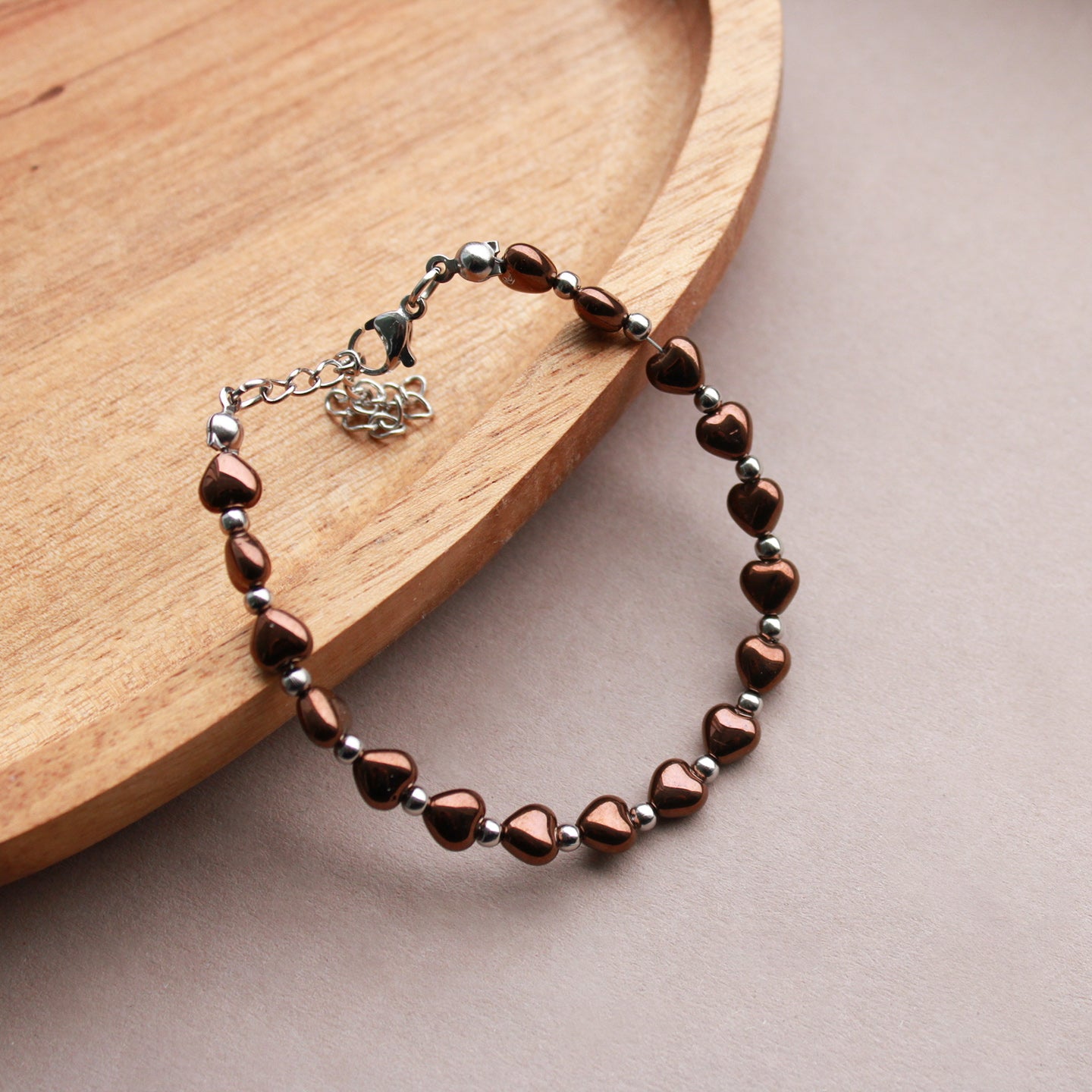 Armband mit Perlen in Herzform, Braun-Metallic, Silber