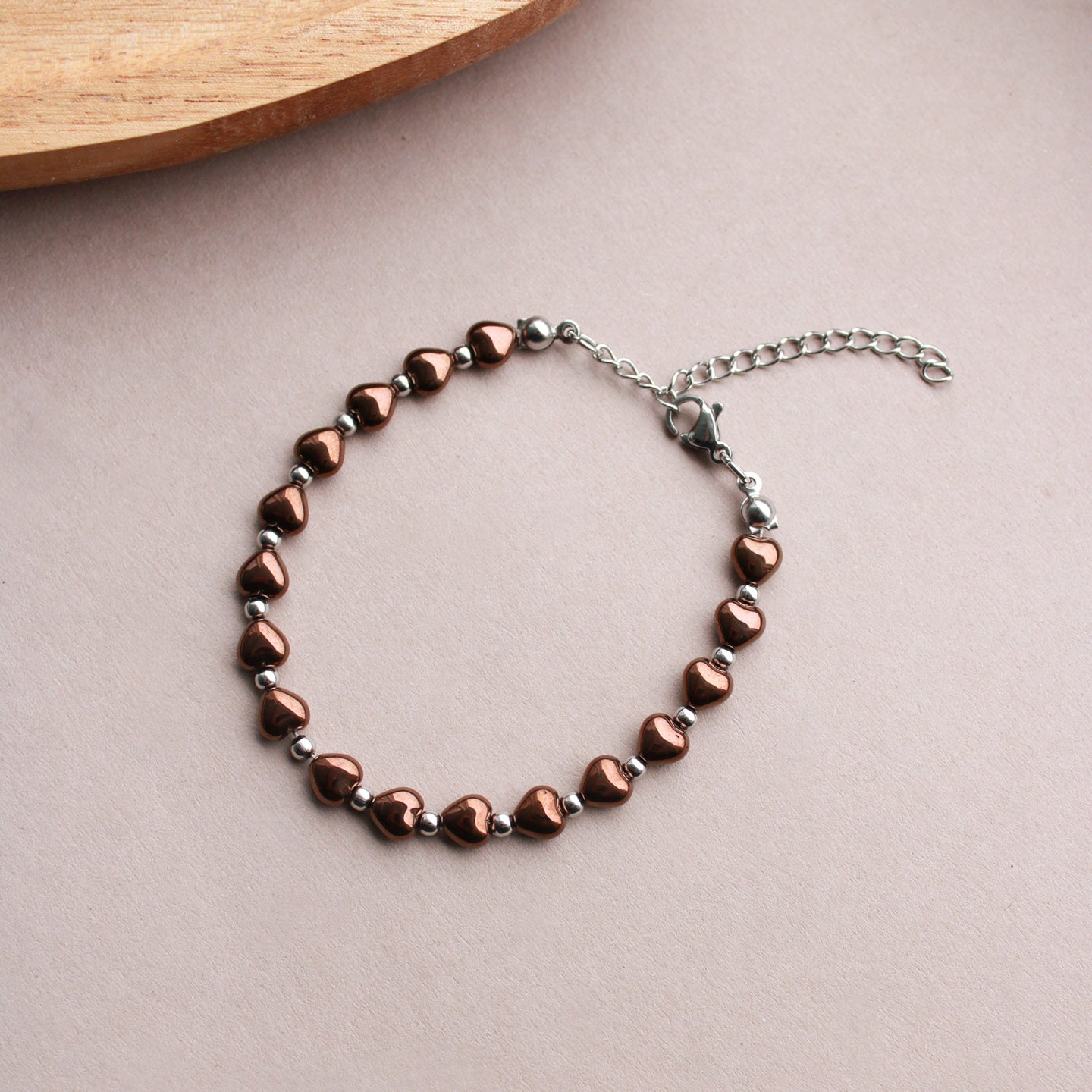 Armband mit Perlen in Herzform, Braun-Metallic, Silber