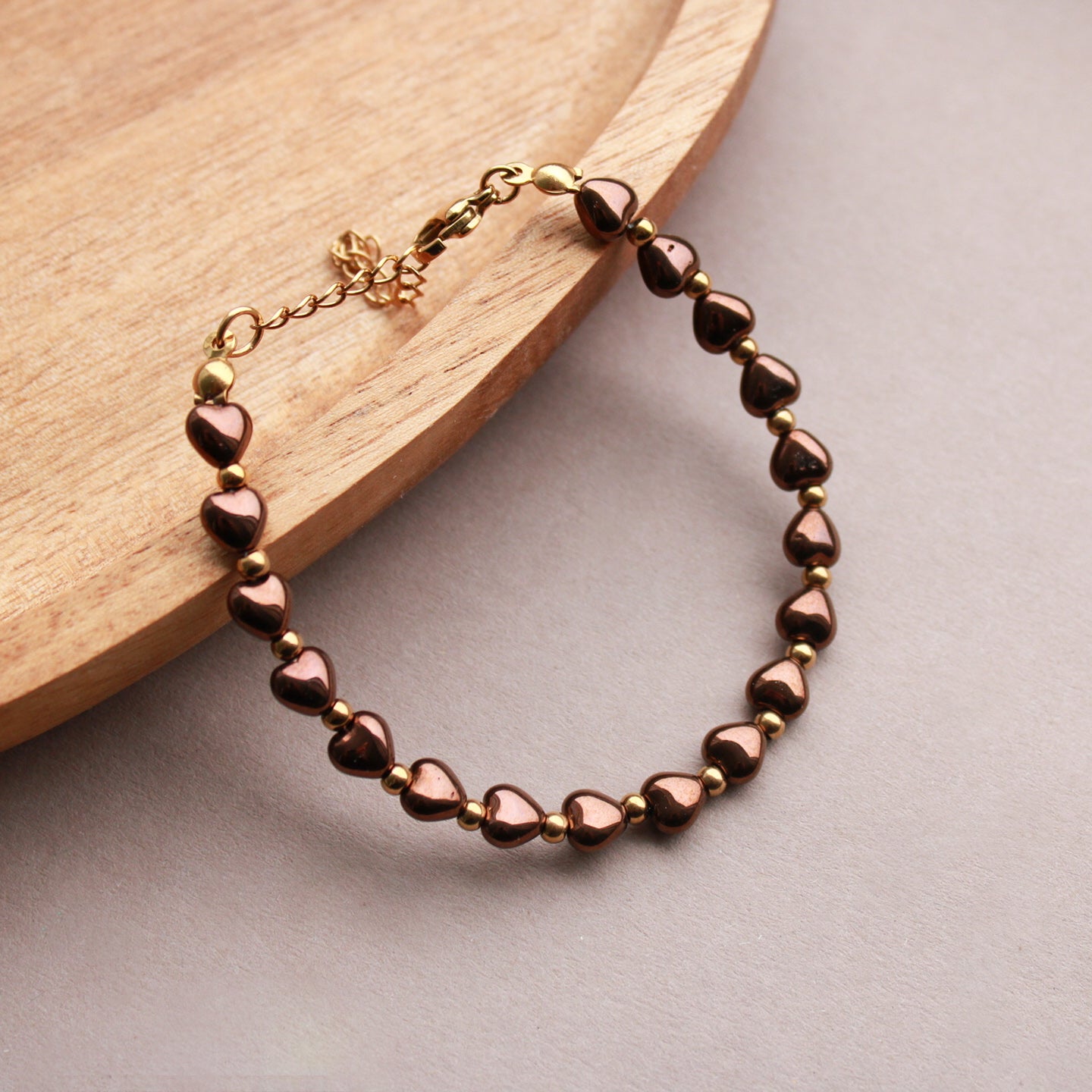 Armband mit Perlen in Herzform, Braun-Metallic, Gold