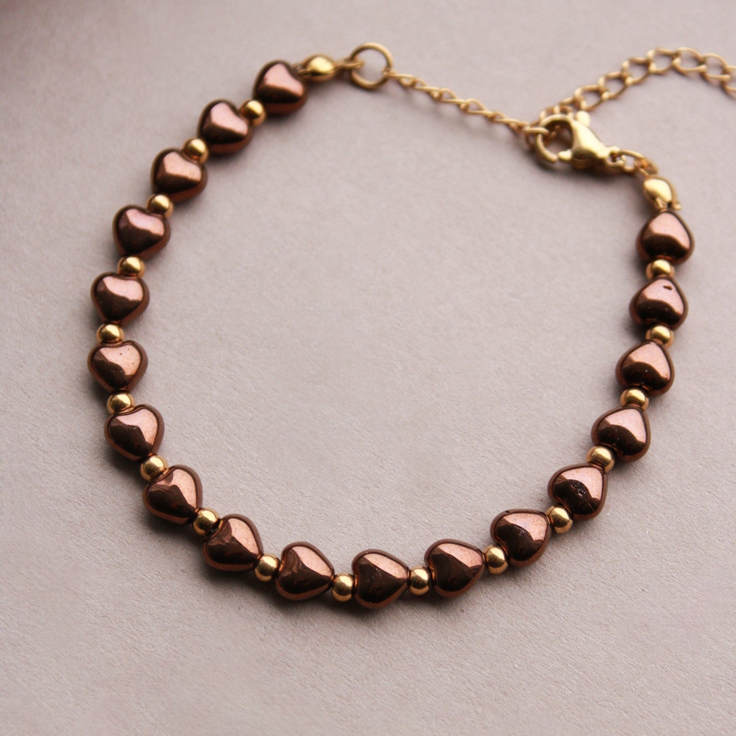 Armband mit Perlen in Herzform, Braun-Metallic, Gold