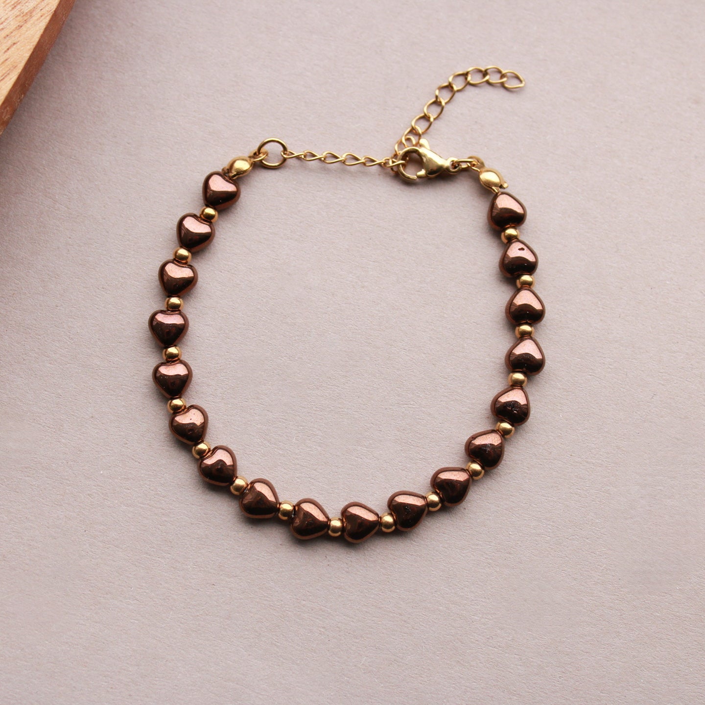 Armband mit Perlen in Herzform, Braun-Metallic, Gold