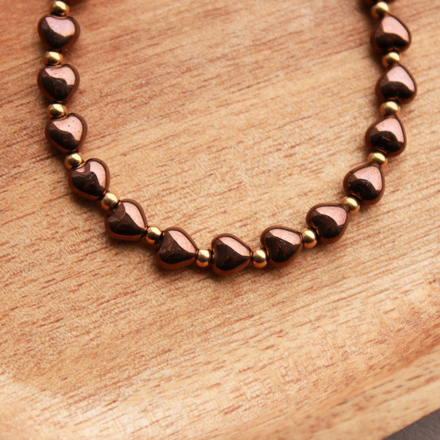 Armband mit Perlen in Herzform, Braun-Metallic, Gold