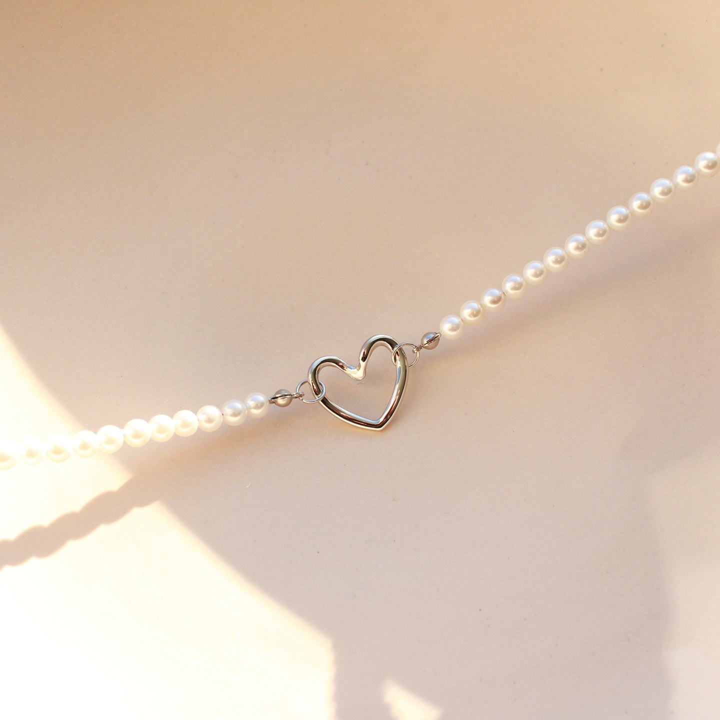Perlenkette mit Herzanhänger/ Zwischenelement in Silber, Edelstahl
