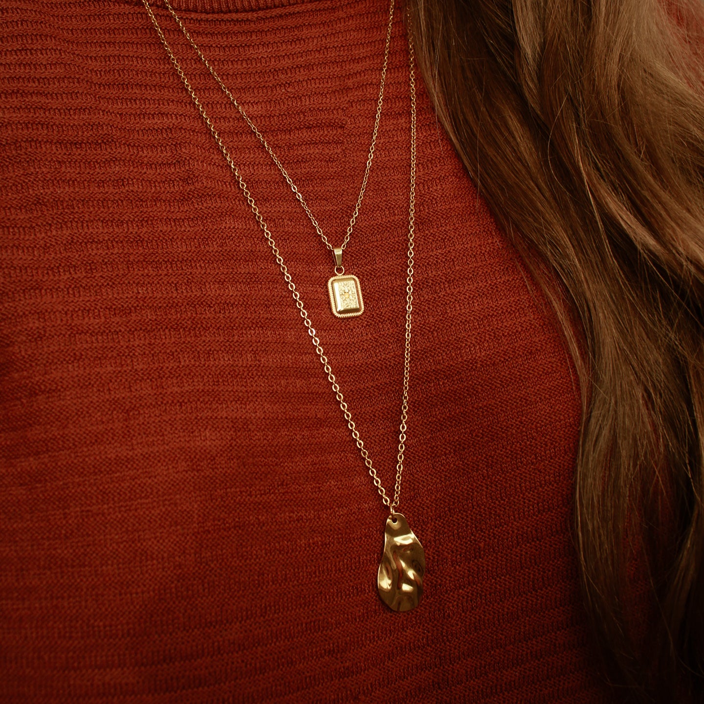 Goldene Halskette mit besonderer Struktur, Edelstahl