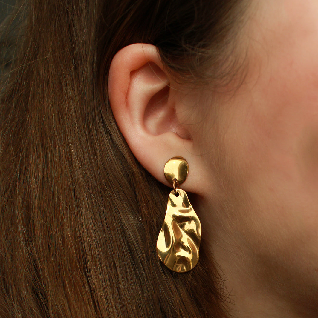 Goldene Ohrringe mit besonderer Struktur, Edelstahl