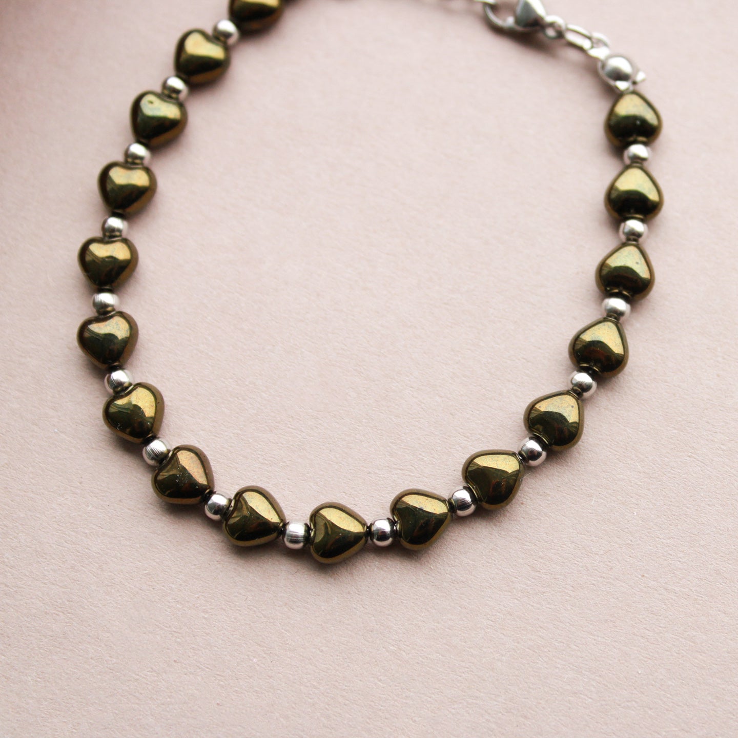 Armband mit Perlen in Herzform, Dunkelgrün-Metallic und Silber, Army-Grün