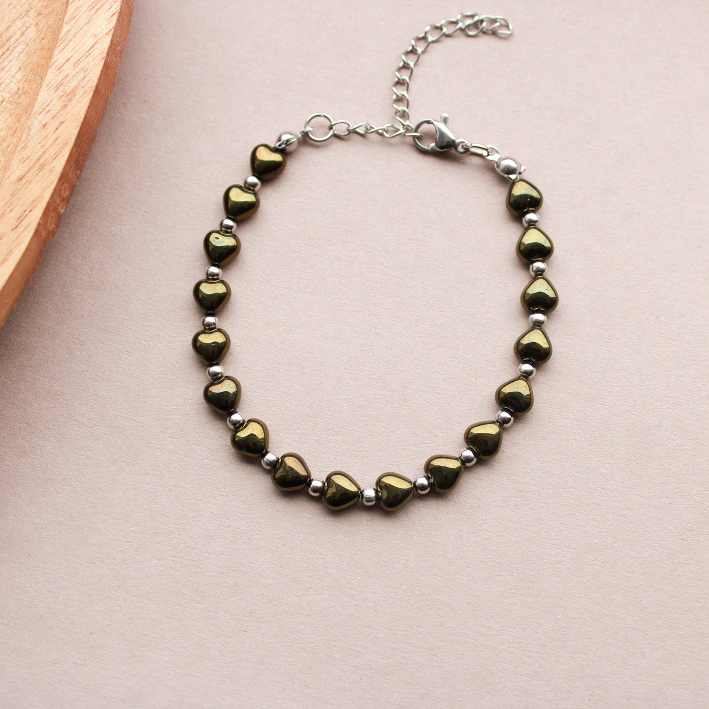 Armband mit Perlen in Herzform, Dunkelgrün-Metallic und Silber, Army-Grün
