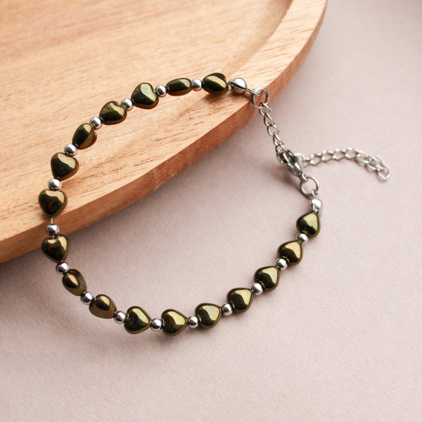 Armband mit Perlen in Herzform, Dunkelgrün-Metallic und Silber, Army-Grün