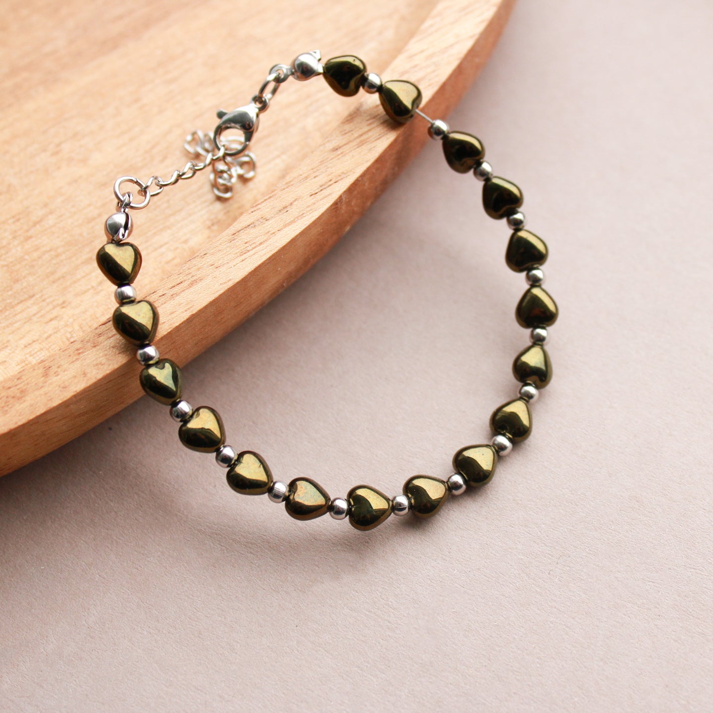 Armband mit Perlen in Herzform, Dunkelgrün-Metallic und Silber, Army-Grün