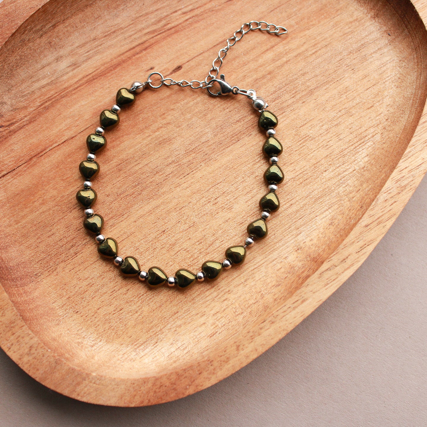 Armband mit Perlen in Herzform, Dunkelgrün-Metallic und Silber, Army-Grün
