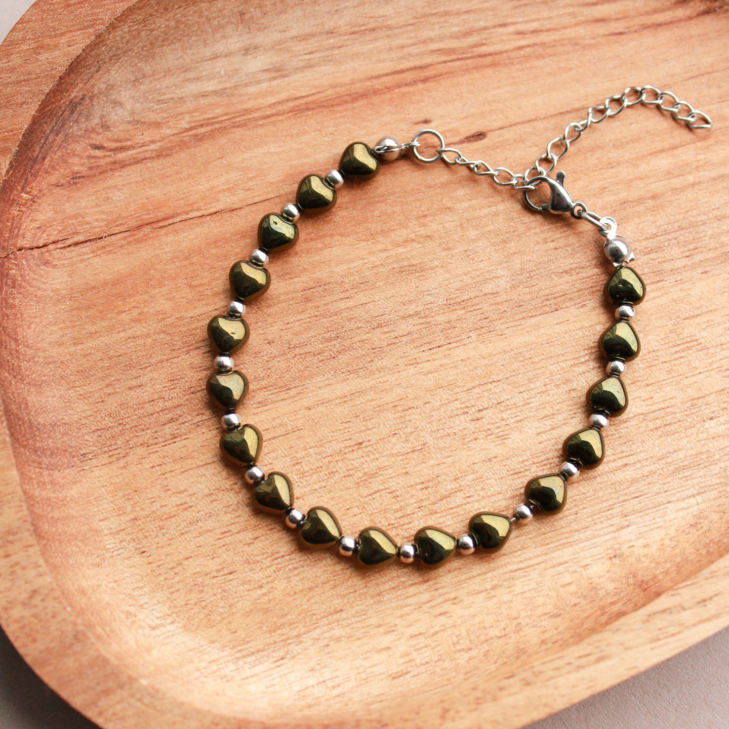 Armband mit Perlen in Herzform, Dunkelgrün-Metallic und Silber, Army-Grün