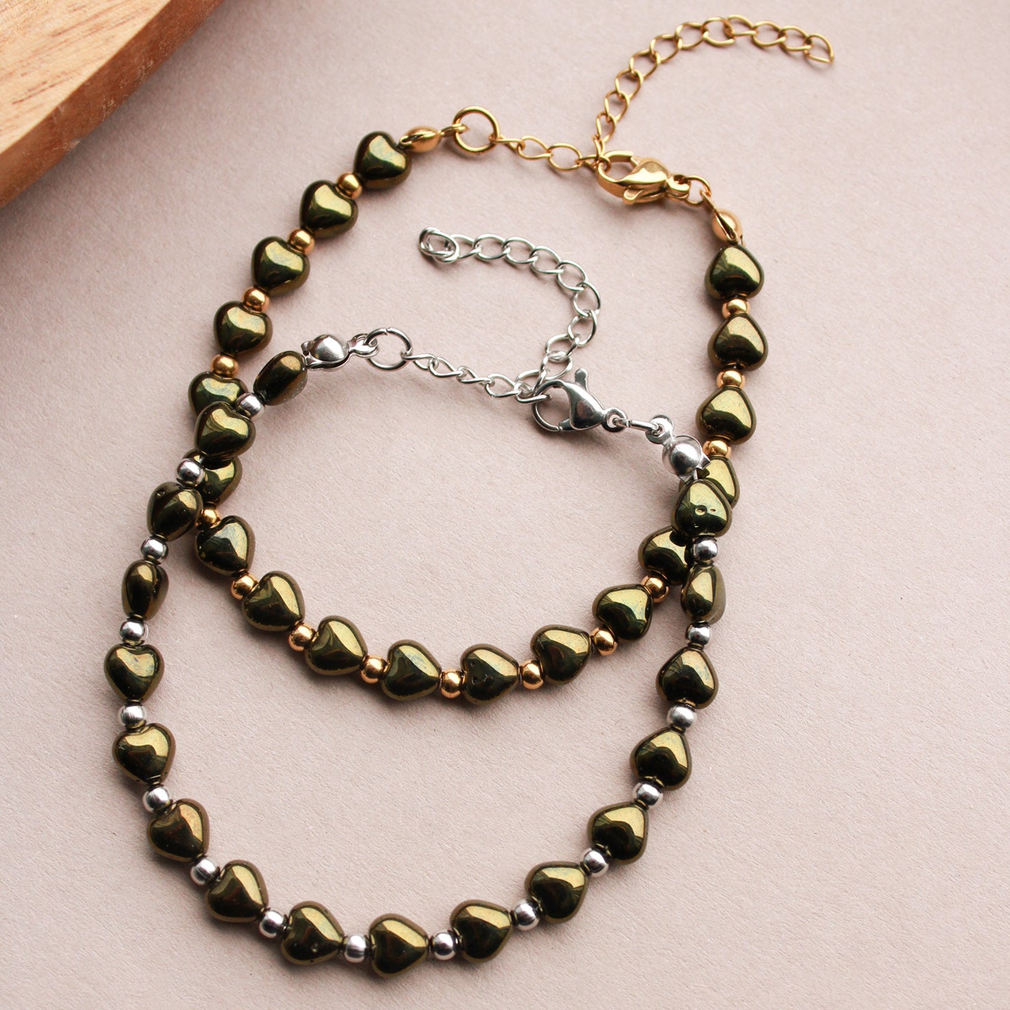 Armband mit Perlen in Herzform, Dunkelgrün-Metallic und Gold, Army-Grün