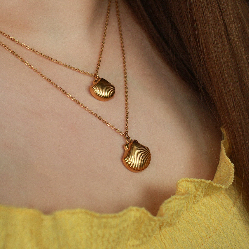 Goldene Muschelkette aus Edelstahl, Halskette mit Muschel-Anhänger in zwei Größen (16 mm & 21 mm)