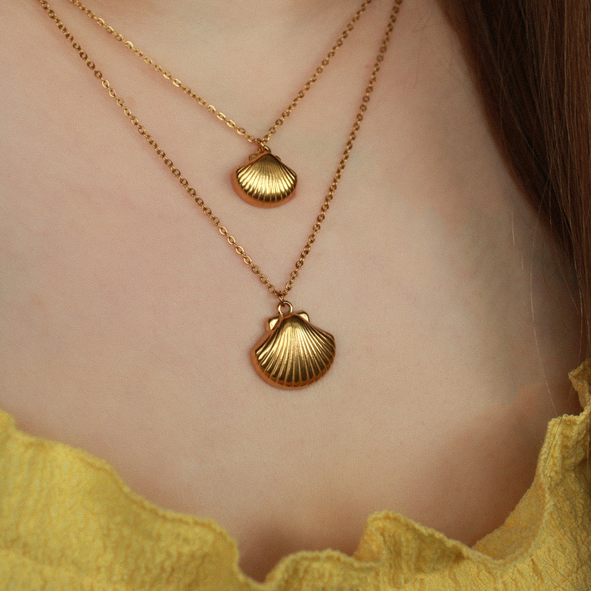 Goldene Muschelkette aus Edelstahl, Halskette mit Muschel-Anhänger in zwei Größen (16 mm & 21 mm)