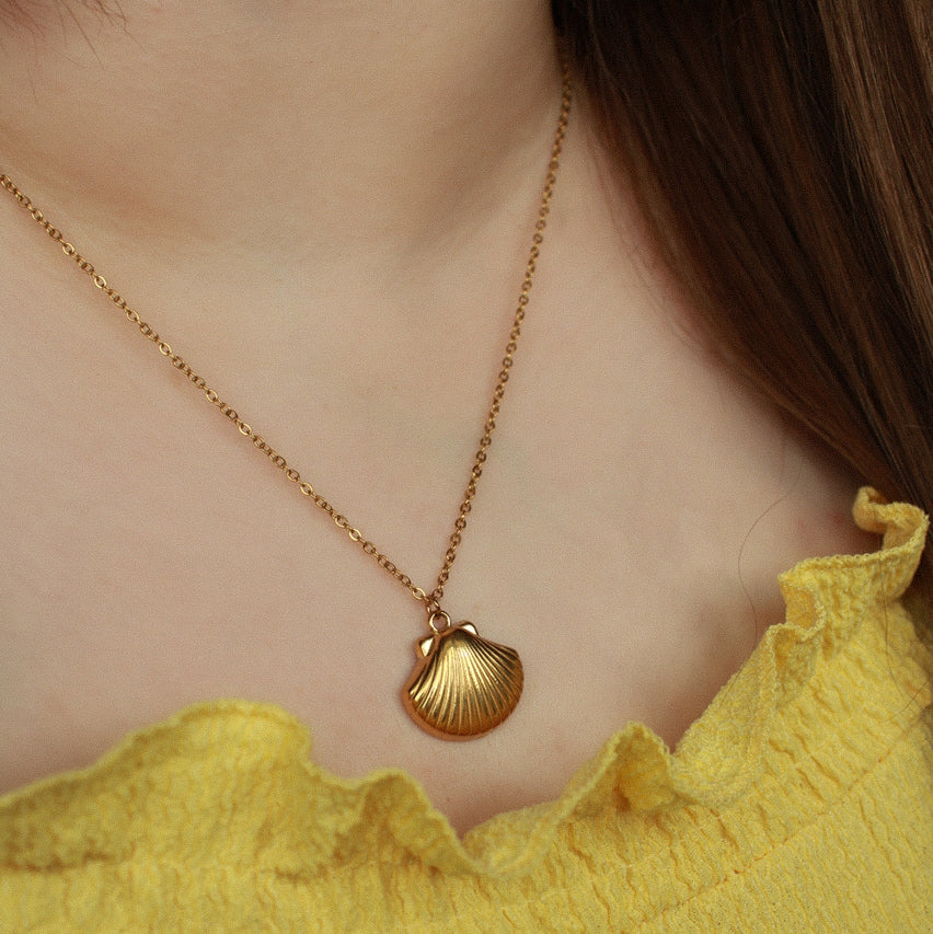 Goldene Muschelkette aus Edelstahl, Halskette mit Muschel-Anhänger in zwei Größen (16 mm & 21 mm)