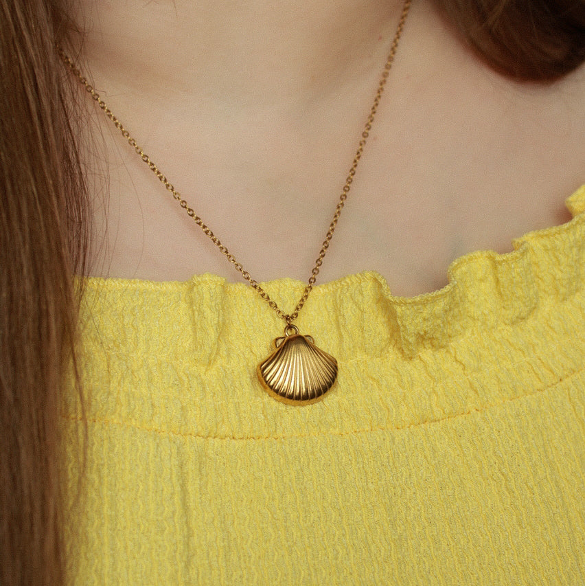 Goldene Muschelkette aus Edelstahl, Halskette mit Muschel-Anhänger in zwei Größen (16 mm & 21 mm)