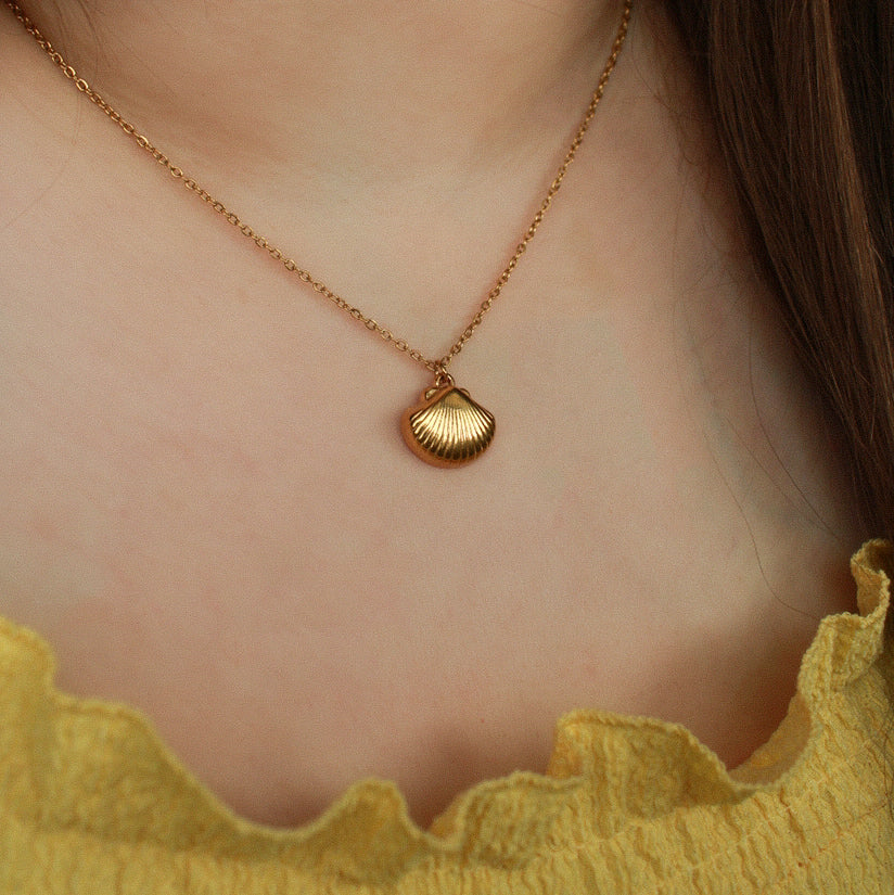 Goldene Muschelkette aus Edelstahl, Halskette mit Muschel-Anhänger in zwei Größen (16 mm & 21 mm)
