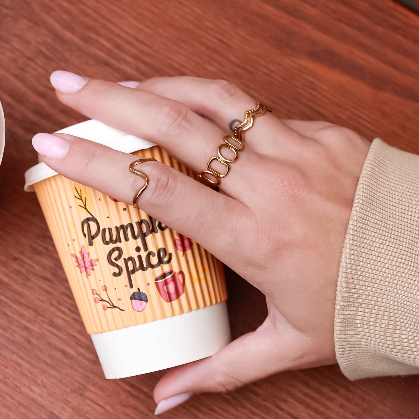 Goldener Ring aus Edelstahl, schlichtes, geschwungenes Design, verstellbar