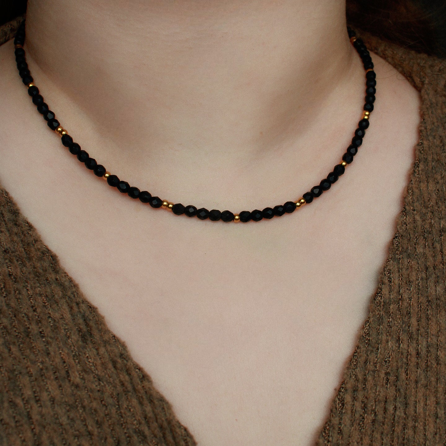 Schwarze Perlenkette mit vergoldeten Edelstahlperlen