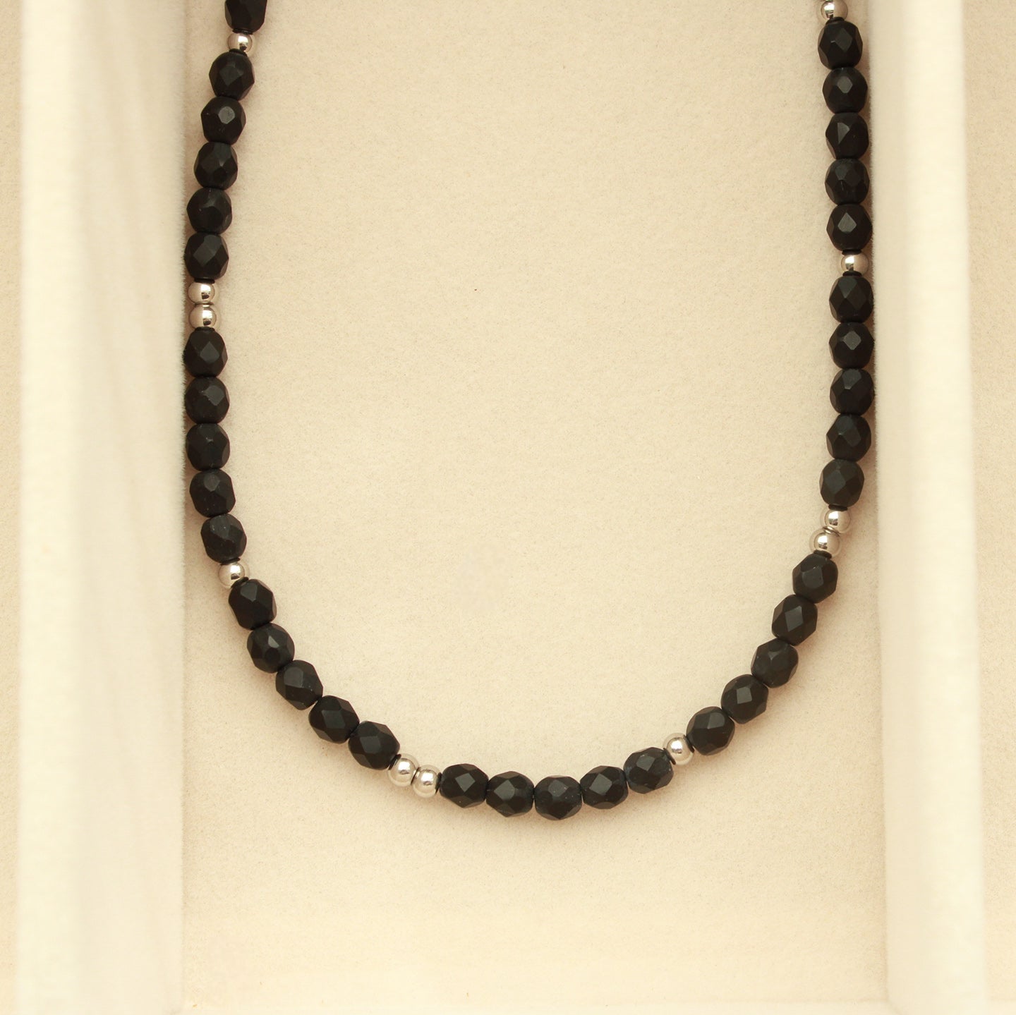 Schwarze Perlenkette mit Edelstahlperlen in Silber