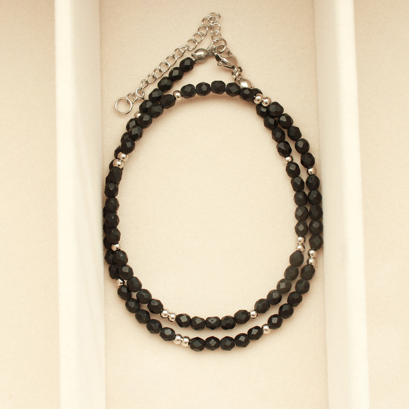 Schwarze Perlenkette mit Edelstahlperlen in Silber
