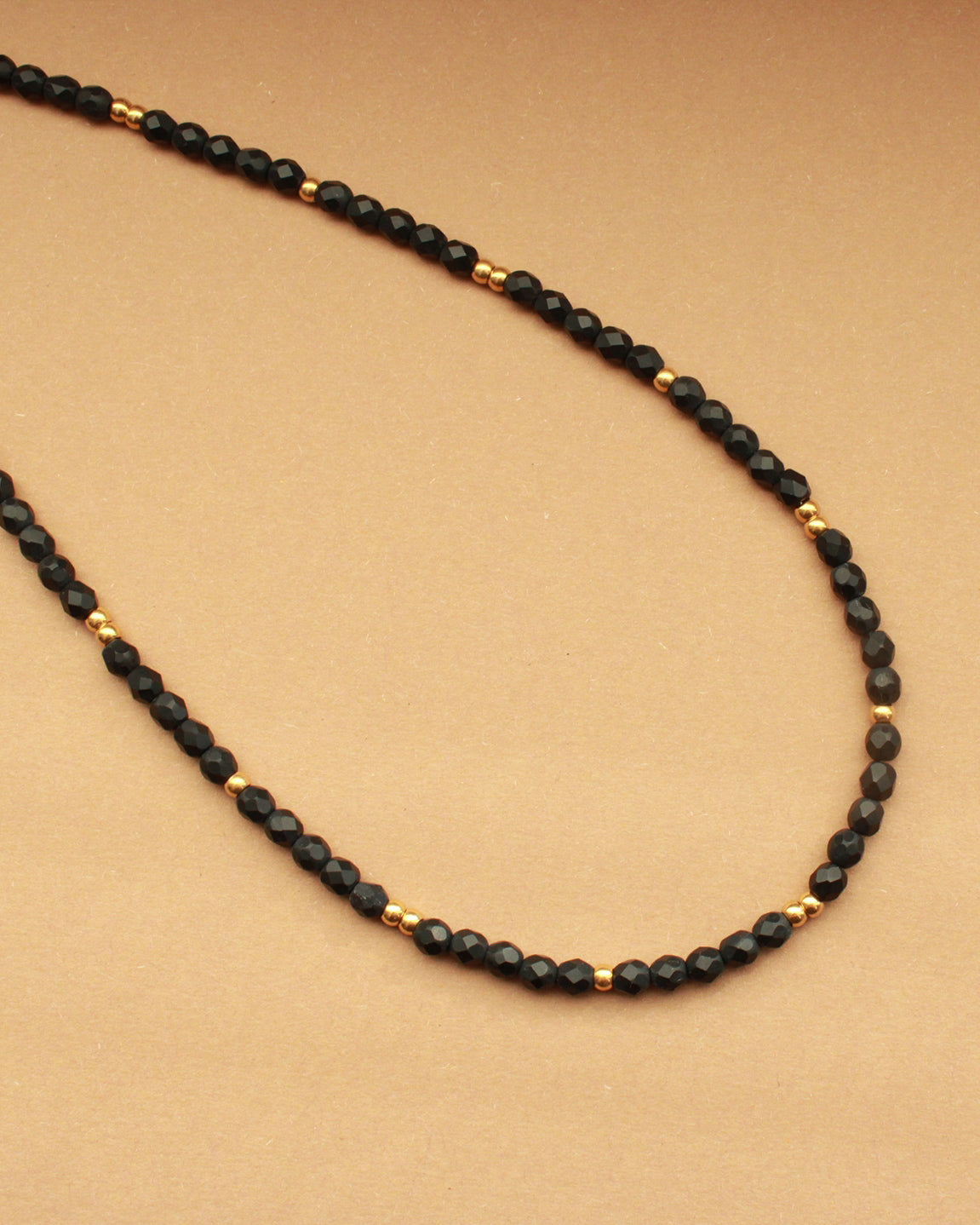 Schwarze Perlenkette mit vergoldeten Edelstahlperlen