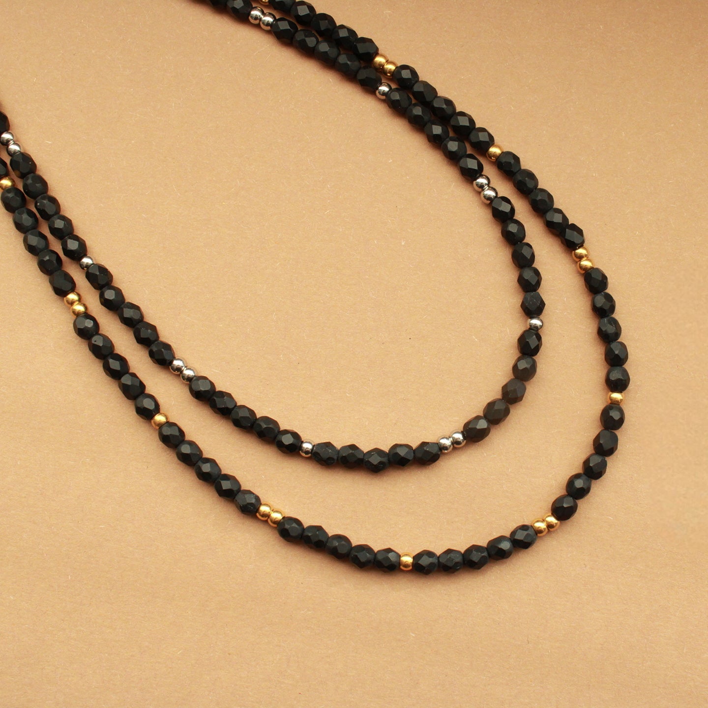 Schwarze Perlenkette mit Edelstahlperlen in Silber