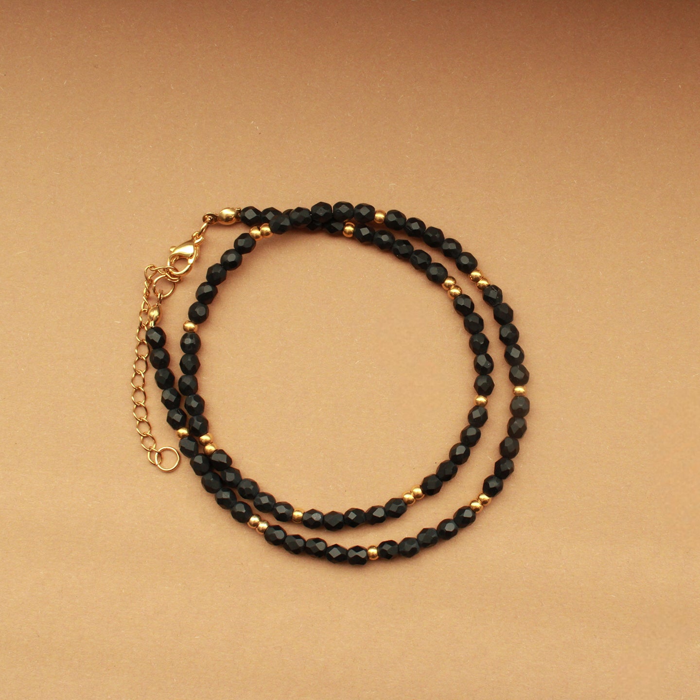 Schwarze Perlenkette mit vergoldeten Edelstahlperlen