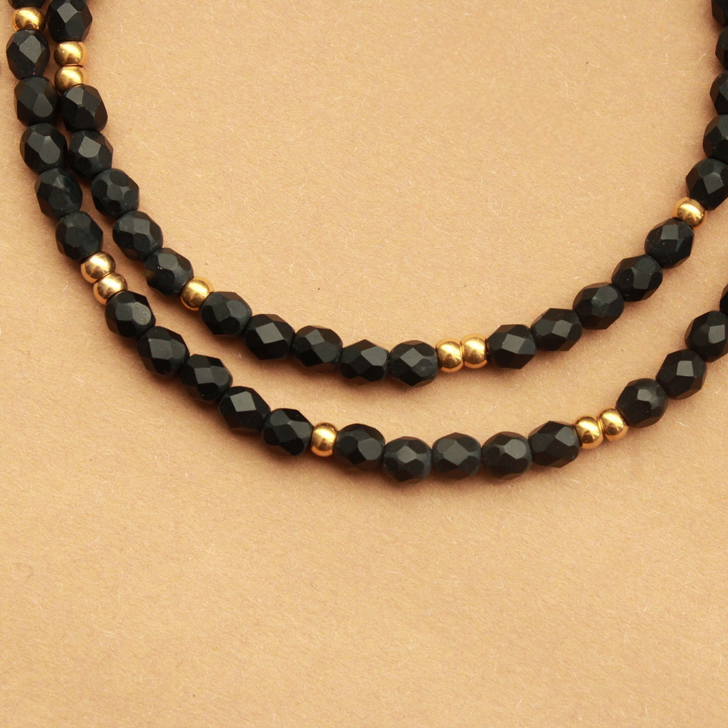 Schwarze Perlenkette mit vergoldeten Edelstahlperlen