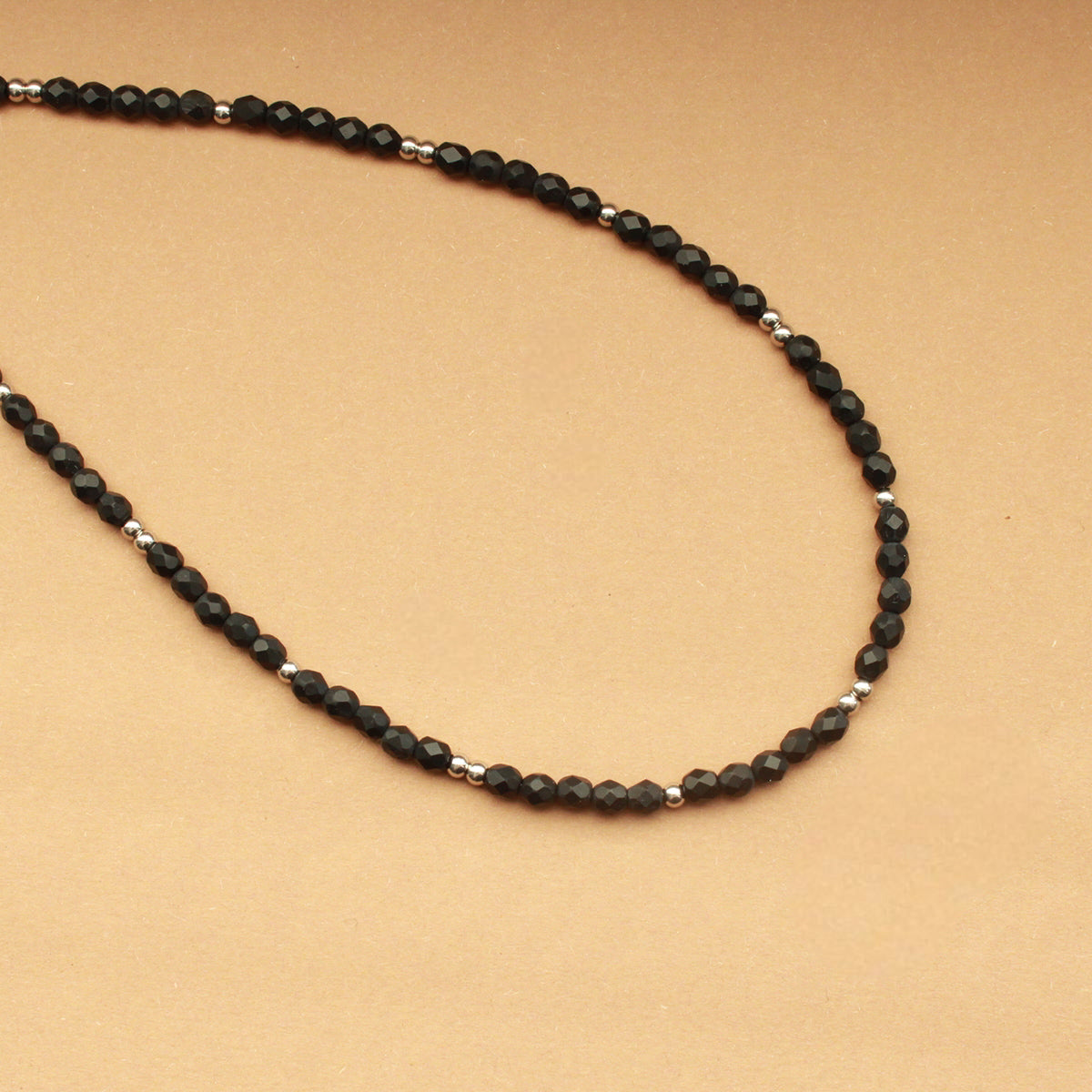 Schwarze Perlenkette mit Edelstahlperlen in Silber