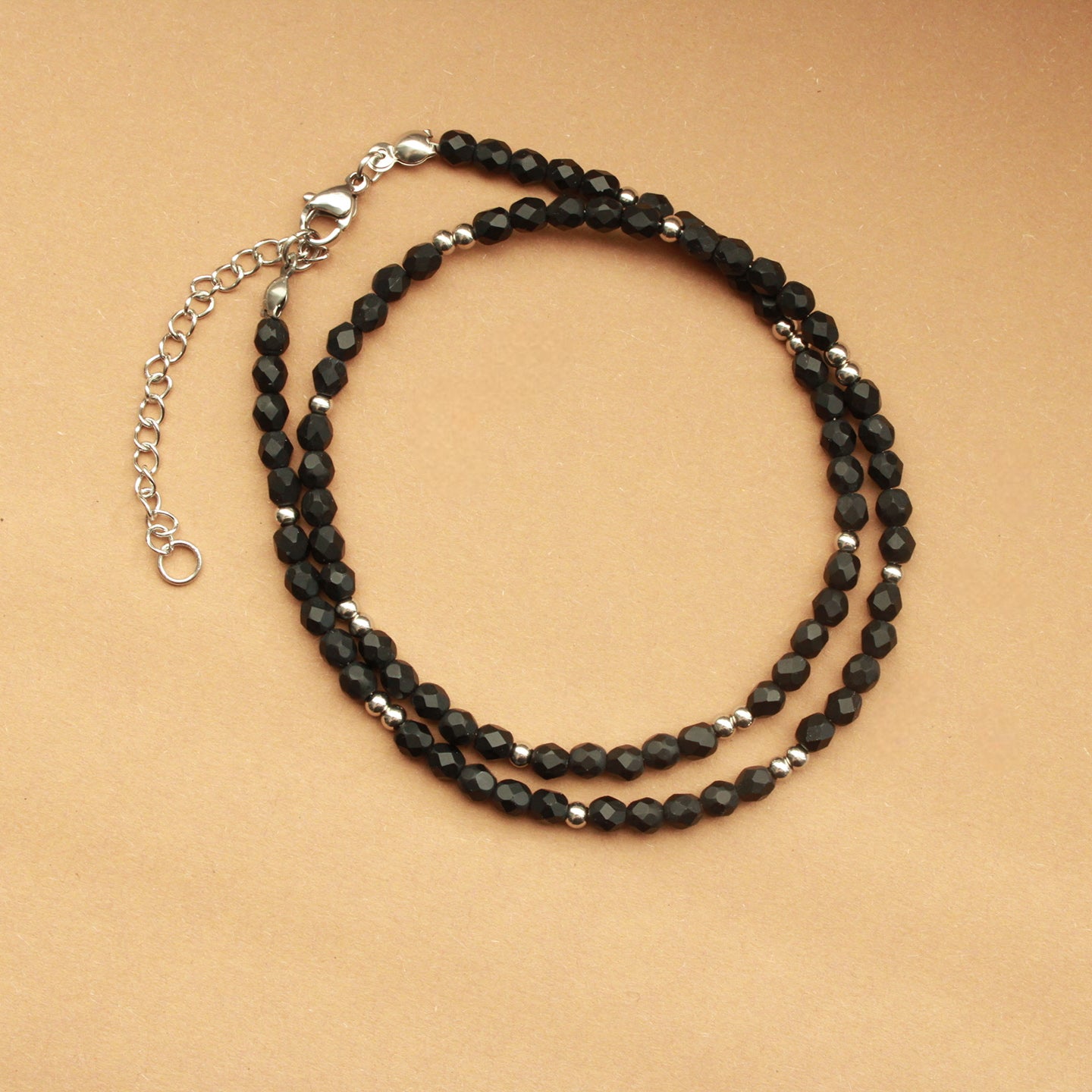 Schwarze Perlenkette mit Edelstahlperlen in Silber