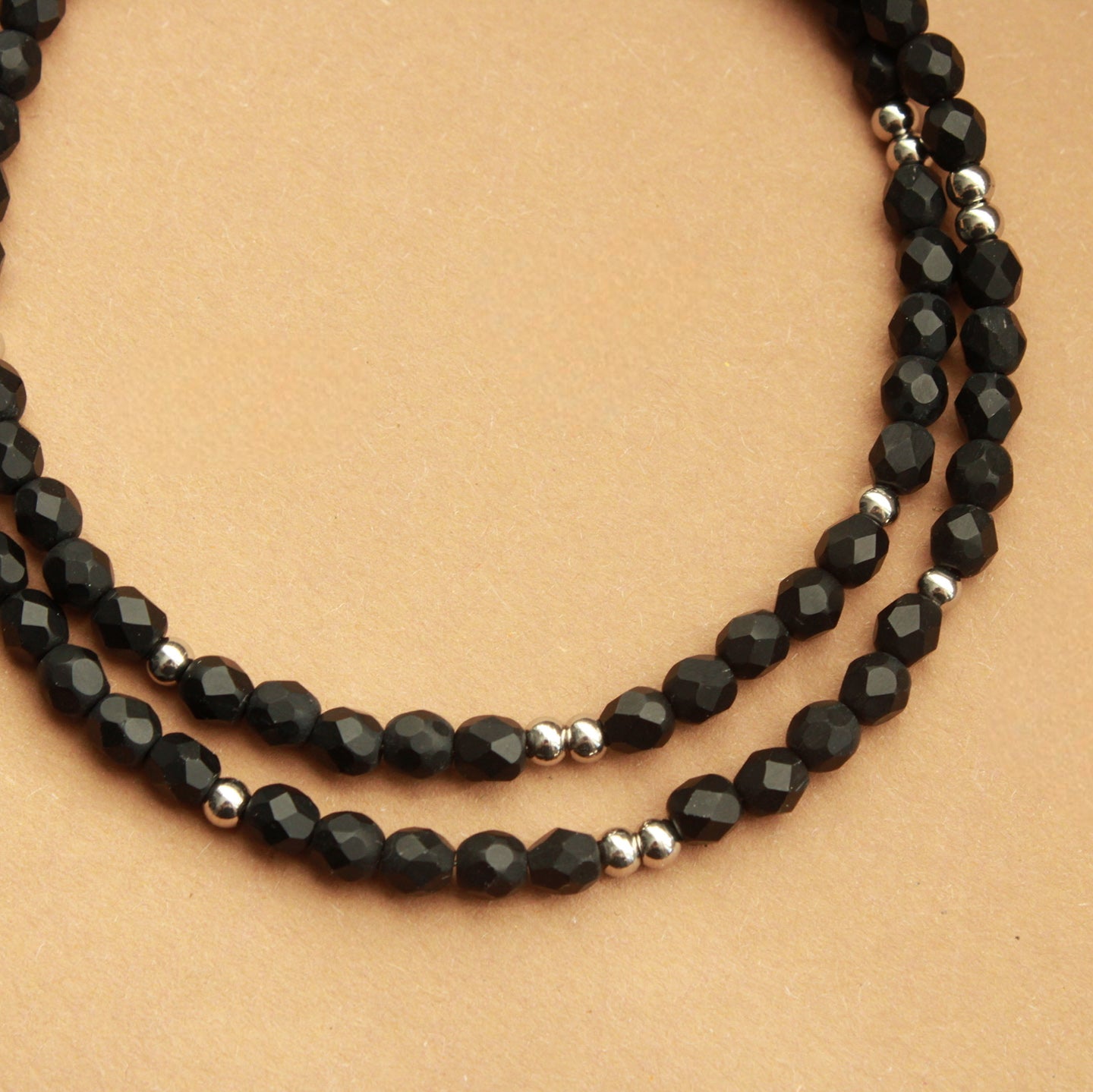 Schwarze Perlenkette mit Edelstahlperlen in Silber