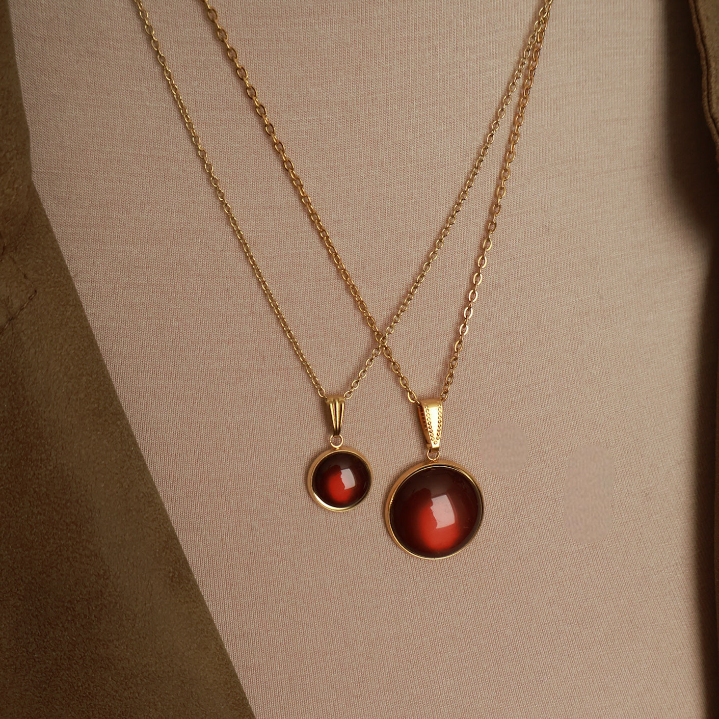 Goldene Halskette mit rundem Anhänger in Braun (1,2 cm), Edelstahl