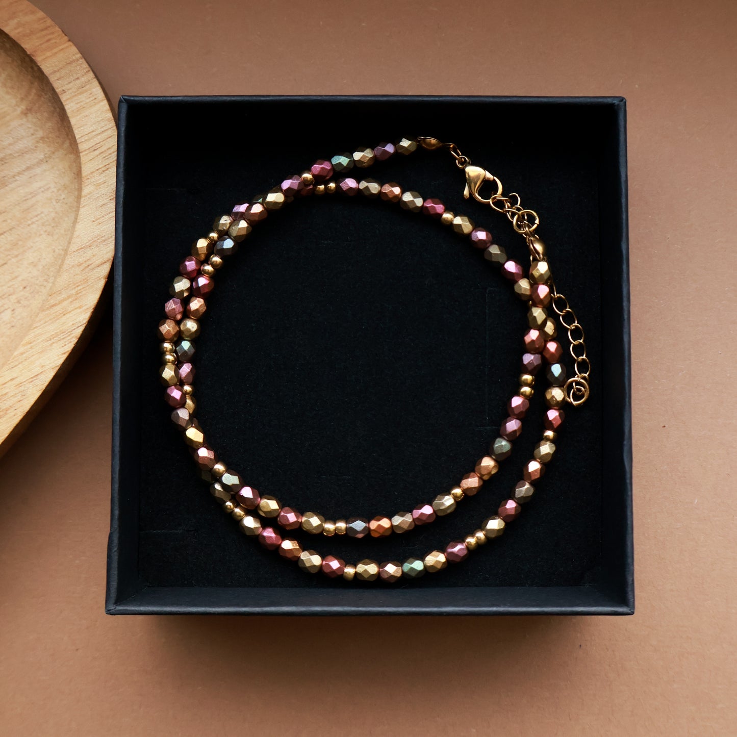 Perlenkette in warmen Erdtönen und Gold, Perlen mit Metallic-Matt Effekt