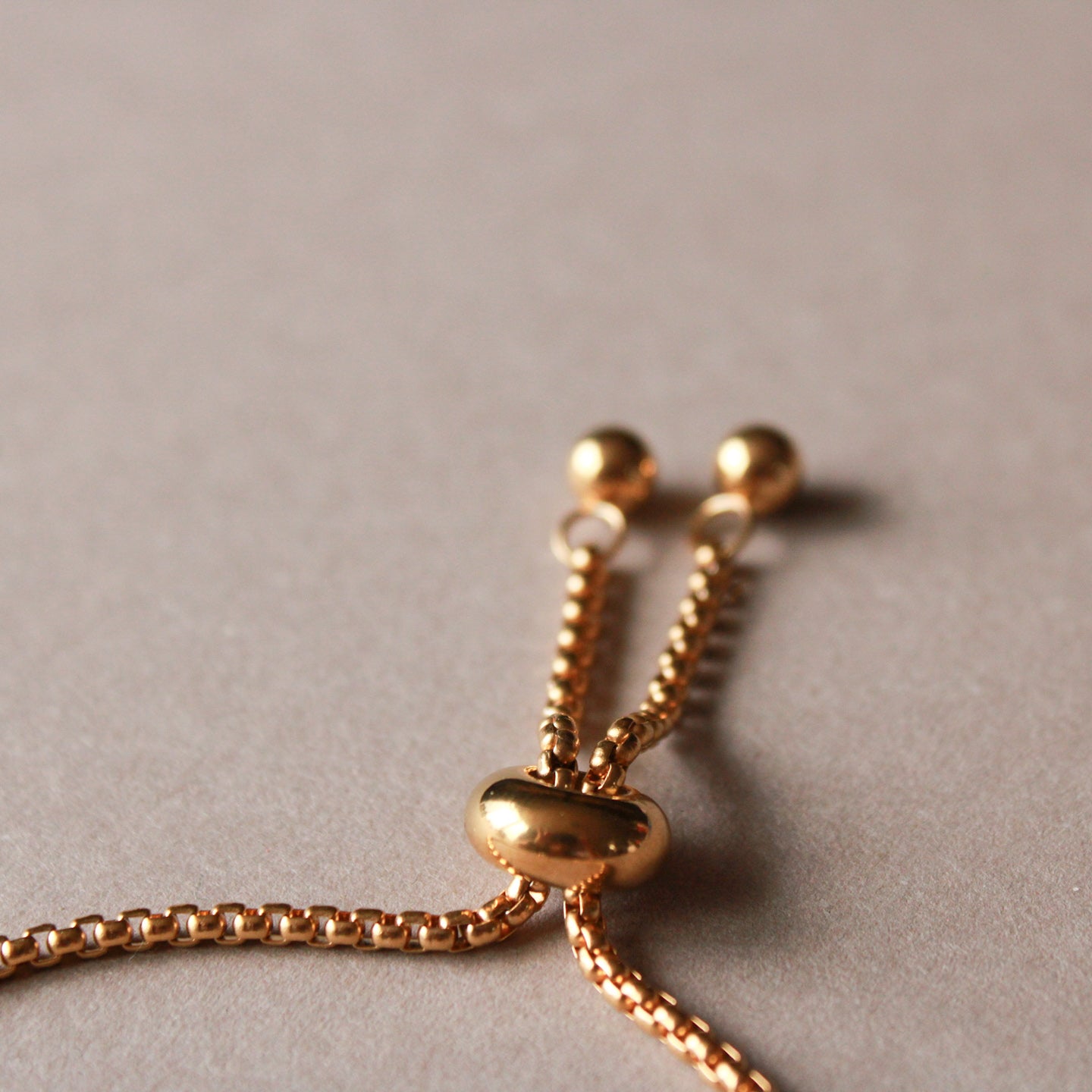 Armband in Gold mit kleiner Natursteinperle in Türkis, Edelstahl