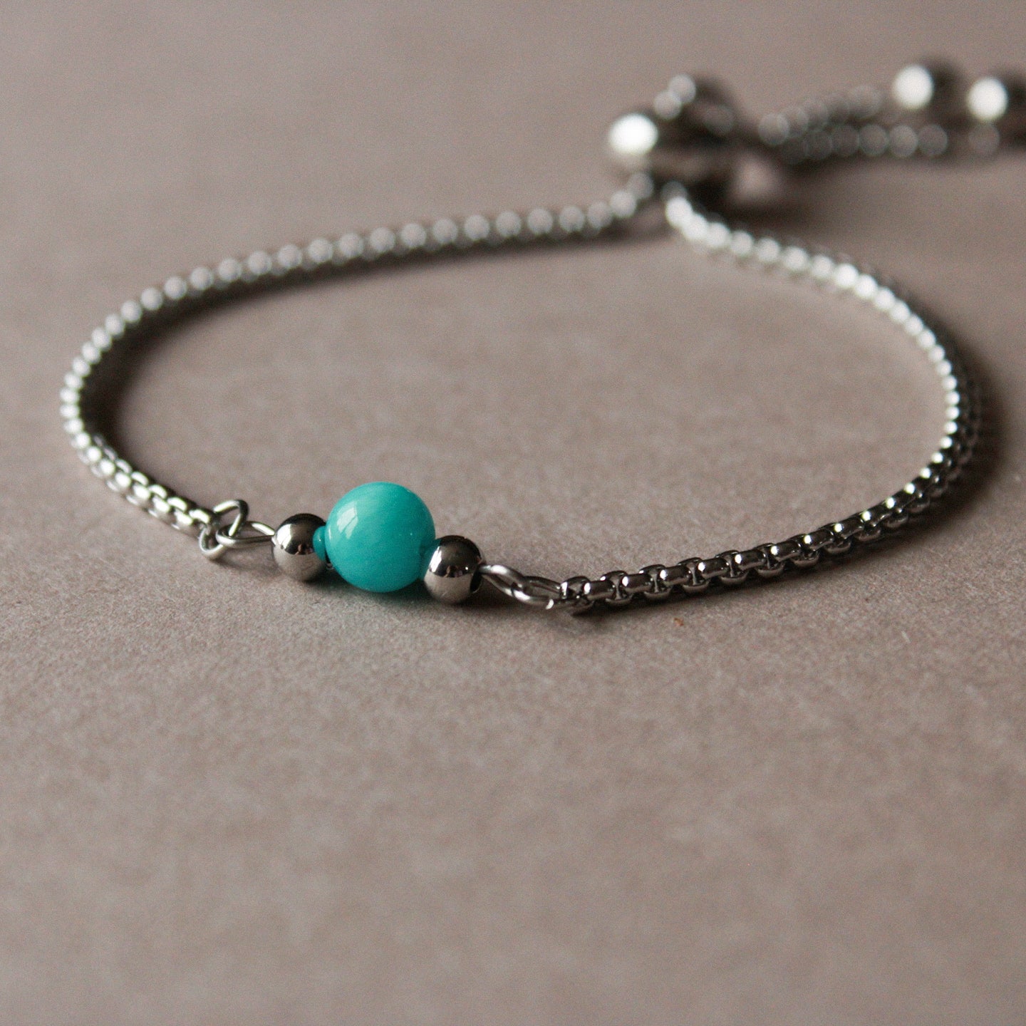 Armband in Silber mit kleiner Natursteinperle in Türkis, Edelstahl