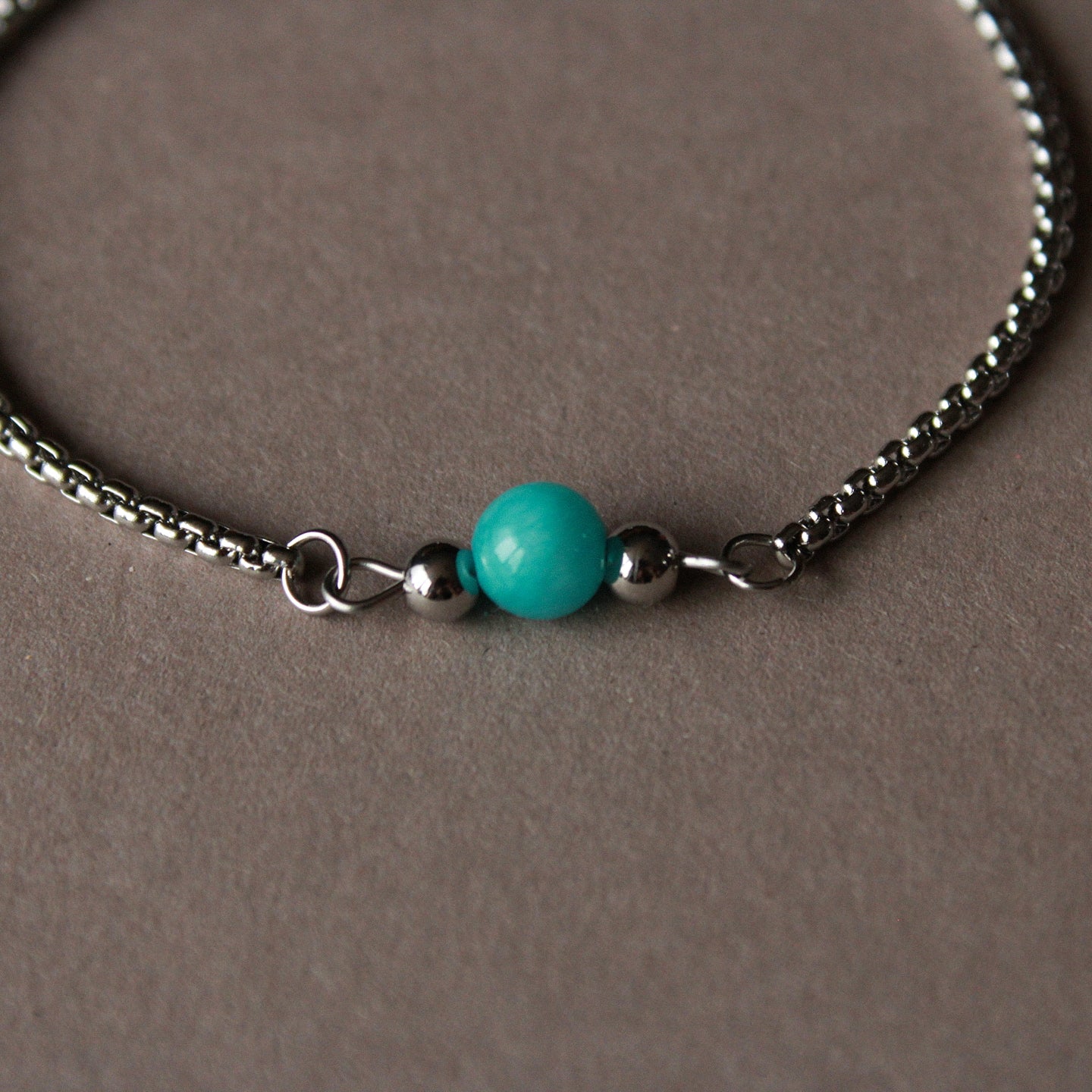 Armband in Silber mit kleiner Natursteinperle in Türkis, Edelstahl