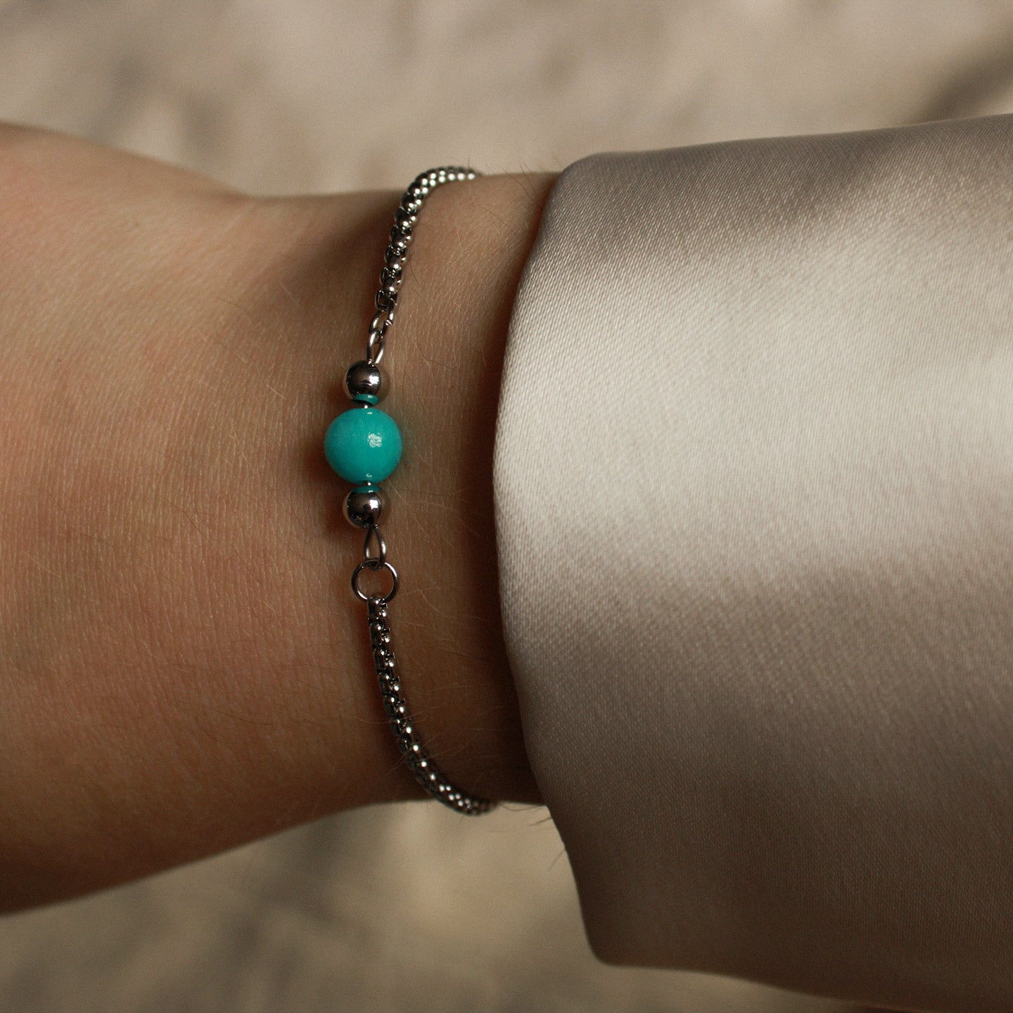 Armband in Silber mit kleiner Natursteinperle in Türkis, Edelstahl