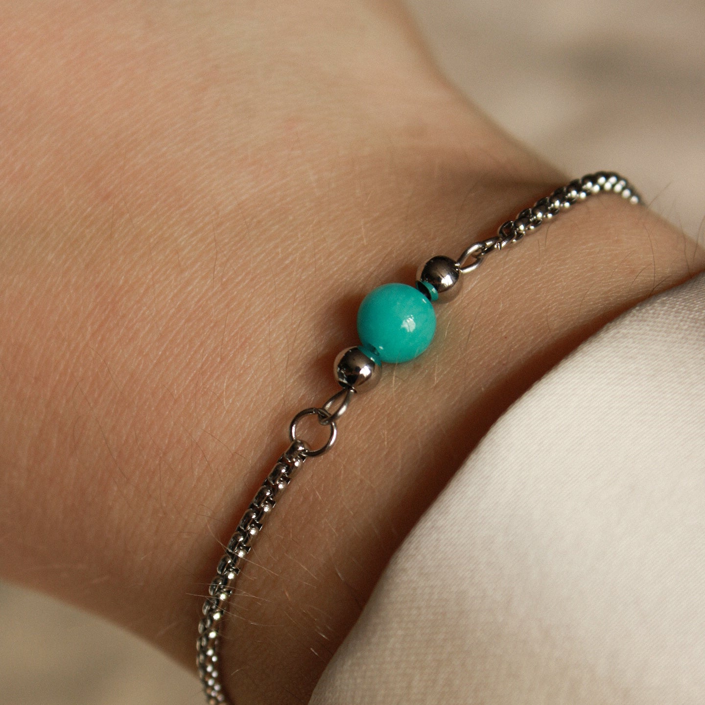 Armband in Silber mit kleiner Natursteinperle in Türkis, Edelstahl
