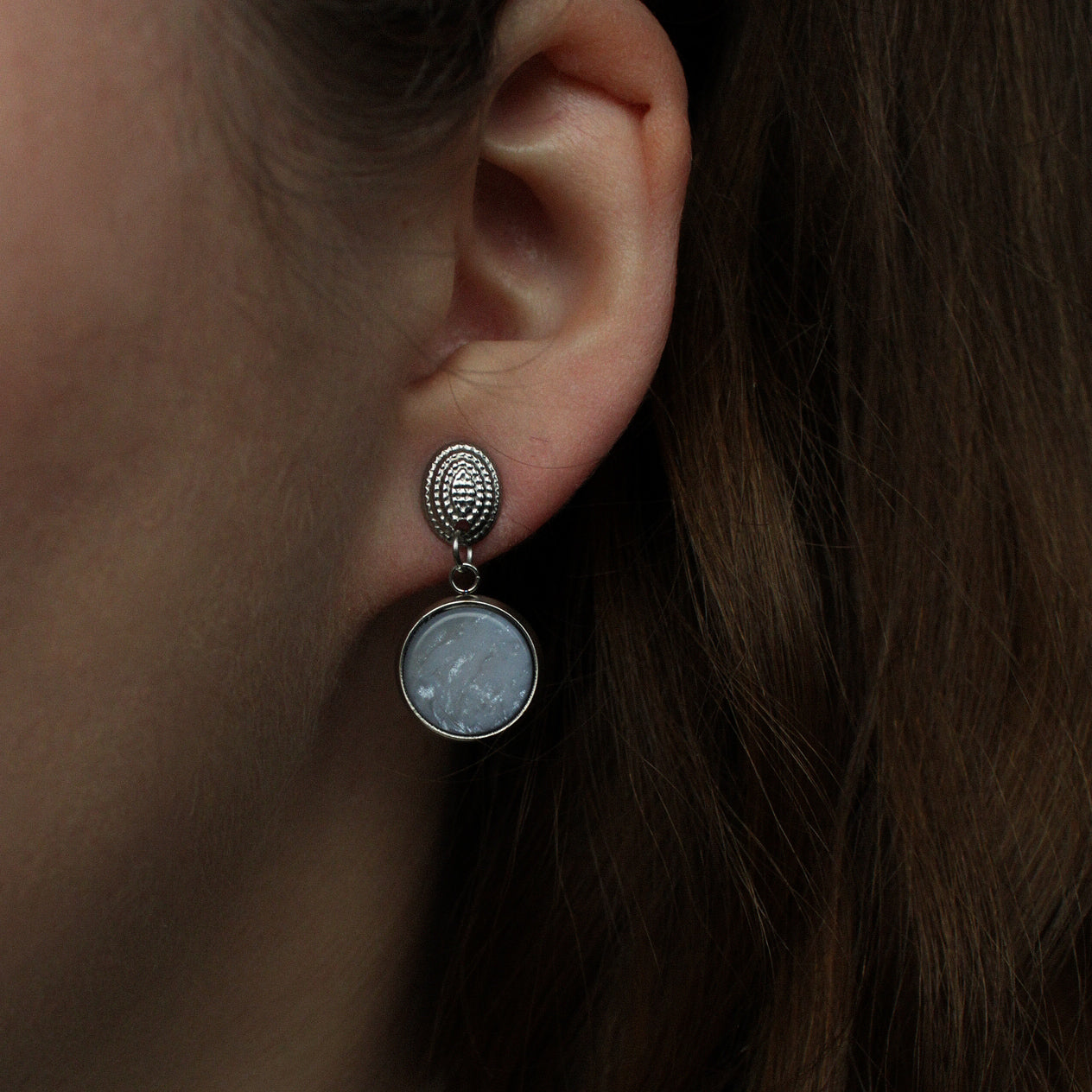 Silber Ohrringe rund aus Edelstahl, mit Stein in der Farbe hellblau, Ohrstecker