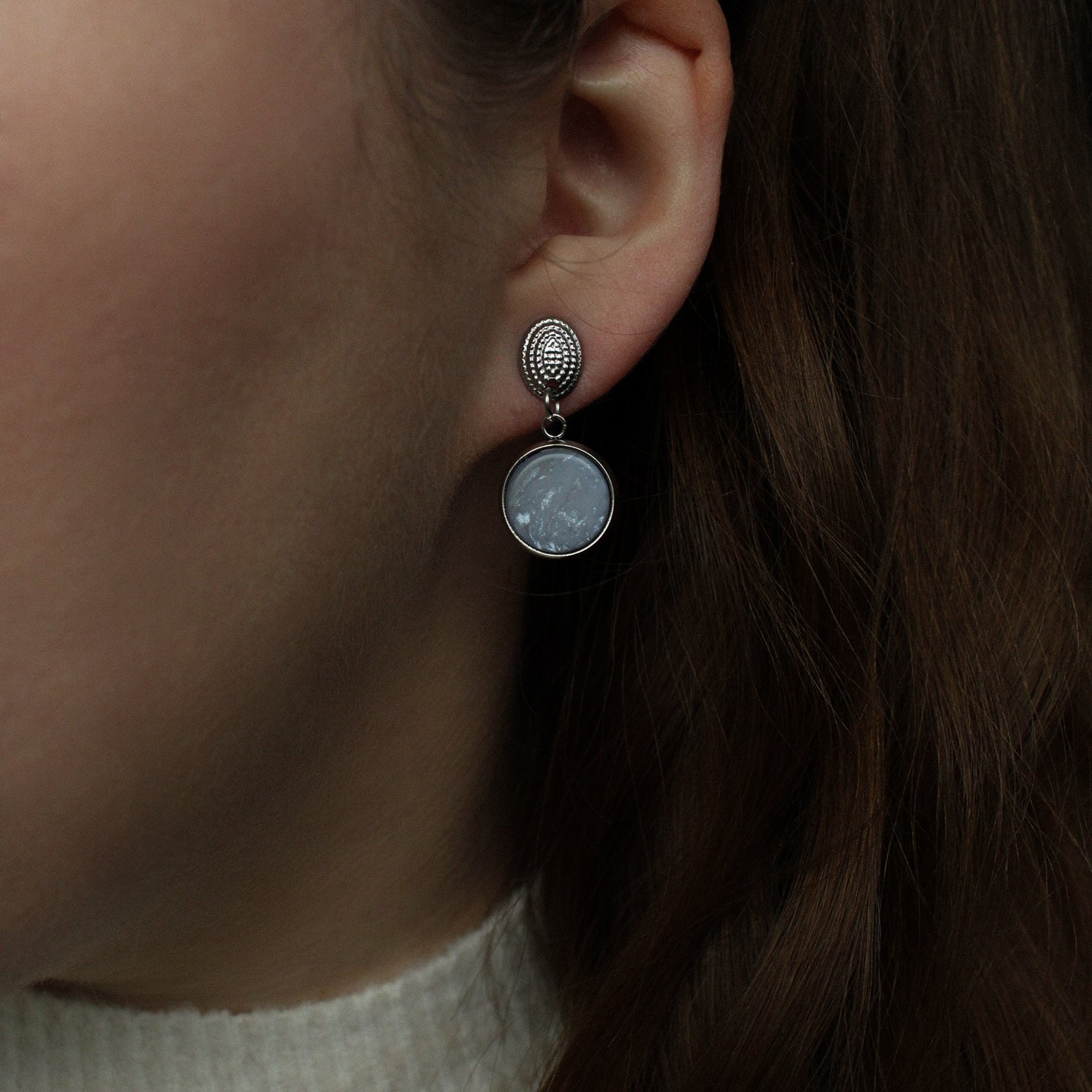 Silber Ohrringe rund aus Edelstahl, mit Stein in der Farbe hellblau, Ohrstecker