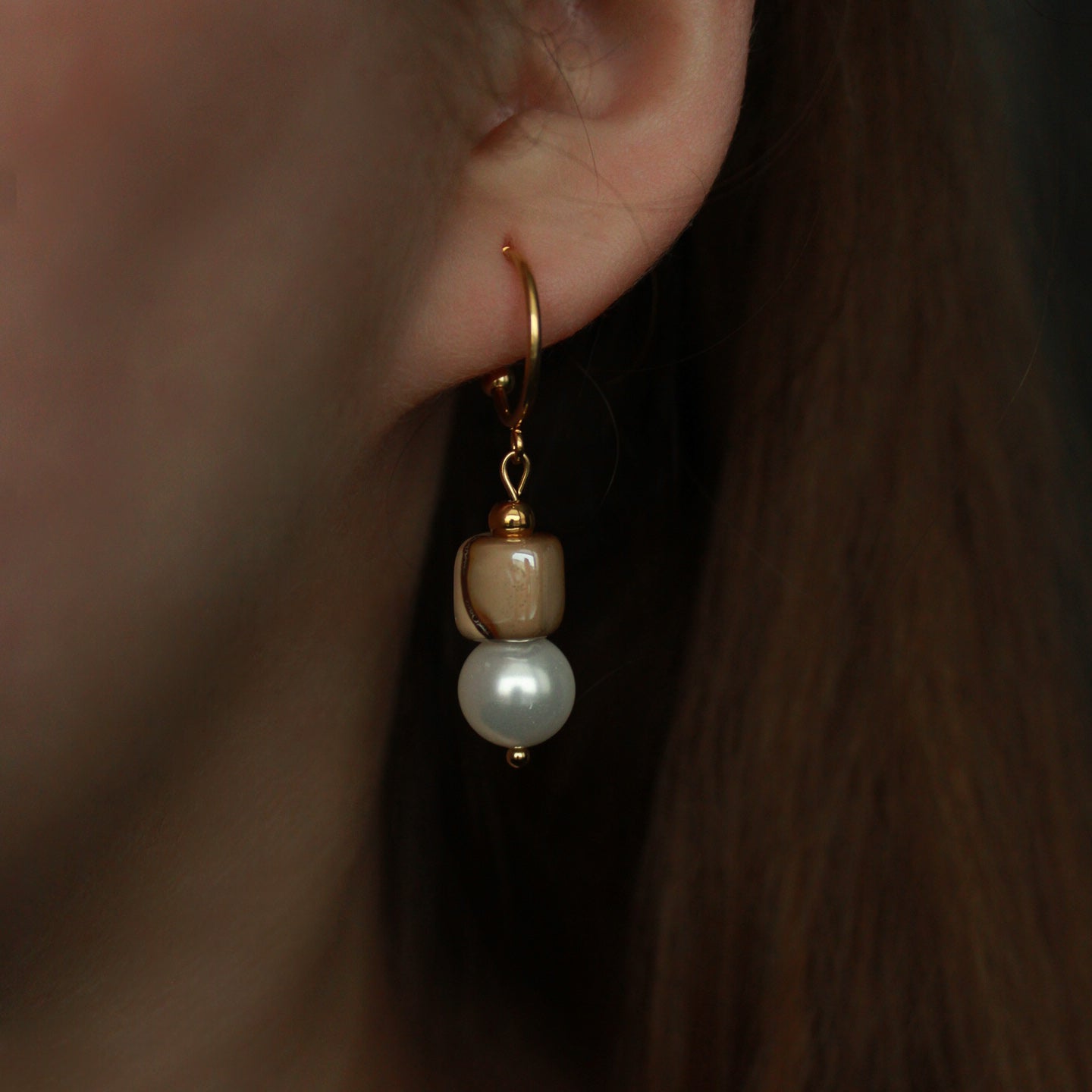 Ohrringe Gold mit Keramikperle in Sand Beige, Muschelkernperle, Edelstahl
