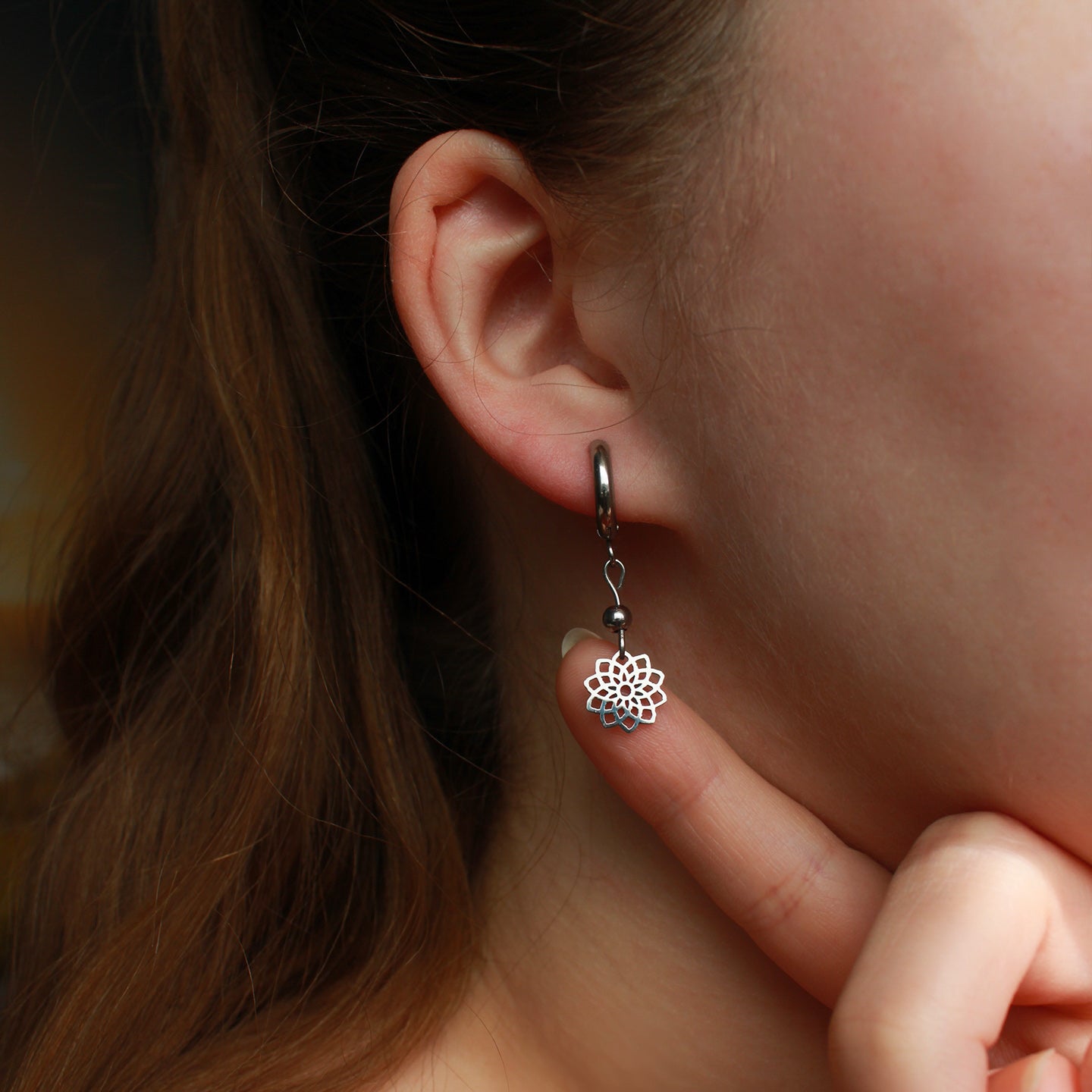 Kleine Ohrringe mit Blumenanhängern, Silber, Huggie Hoops