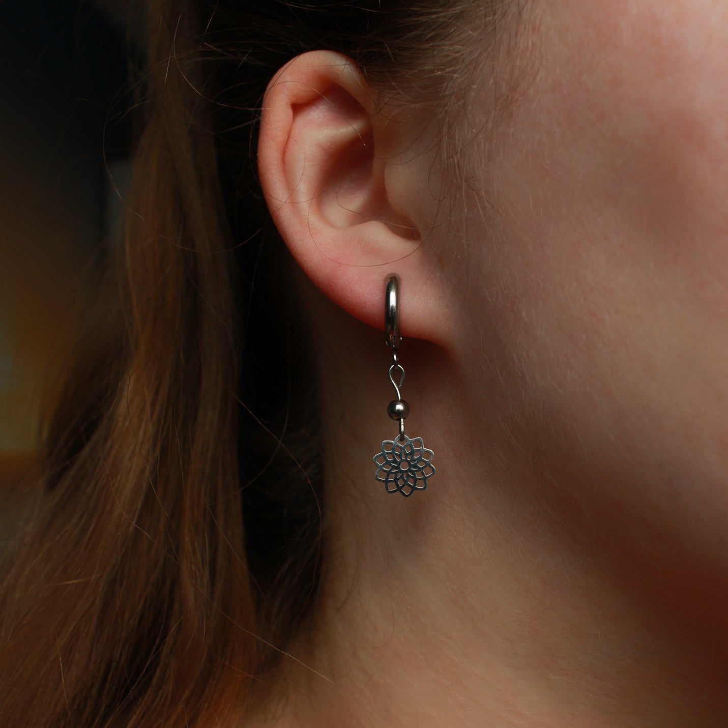 Kleine Ohrringe mit Blumenanhängern, Silber, Huggie Hoops